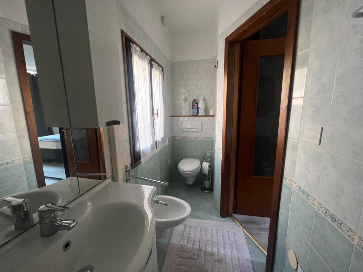 Apartment In Central Square With Lake View Лено Екстериор снимка