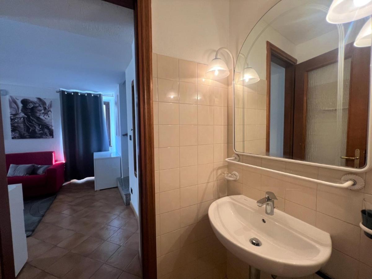 Apartment In Central Square With Lake View Лено Екстериор снимка